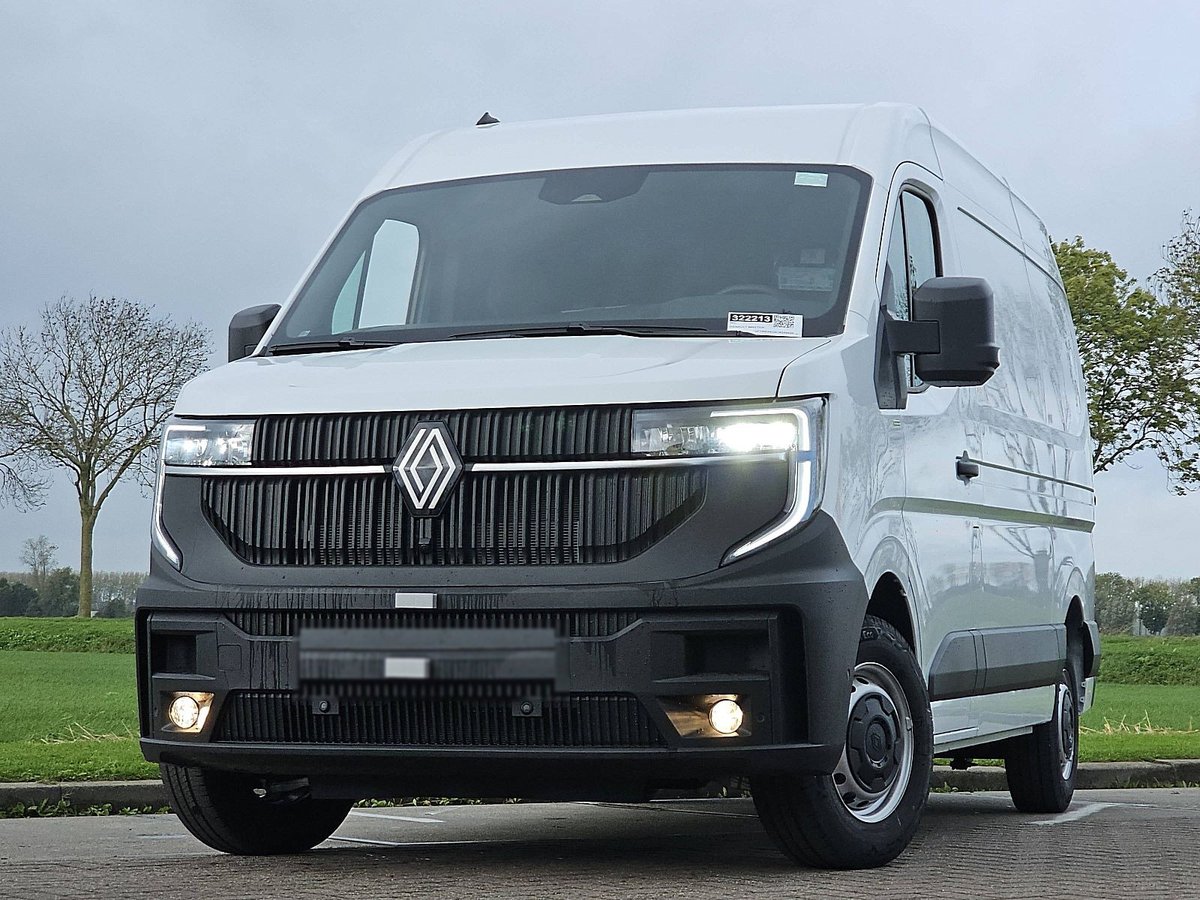 Furgoneta Transportes GABSO, vista frontal con faros encendidos